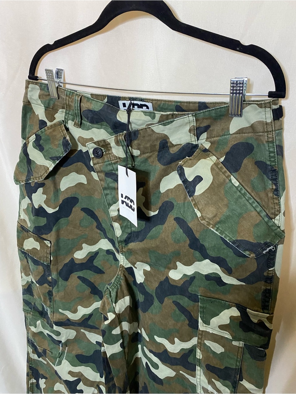 NWT KBB by KAHLANA Women's Mid-Rise Dark Camo 'The Cargo Jogger' Pants - Picture 4 of 12